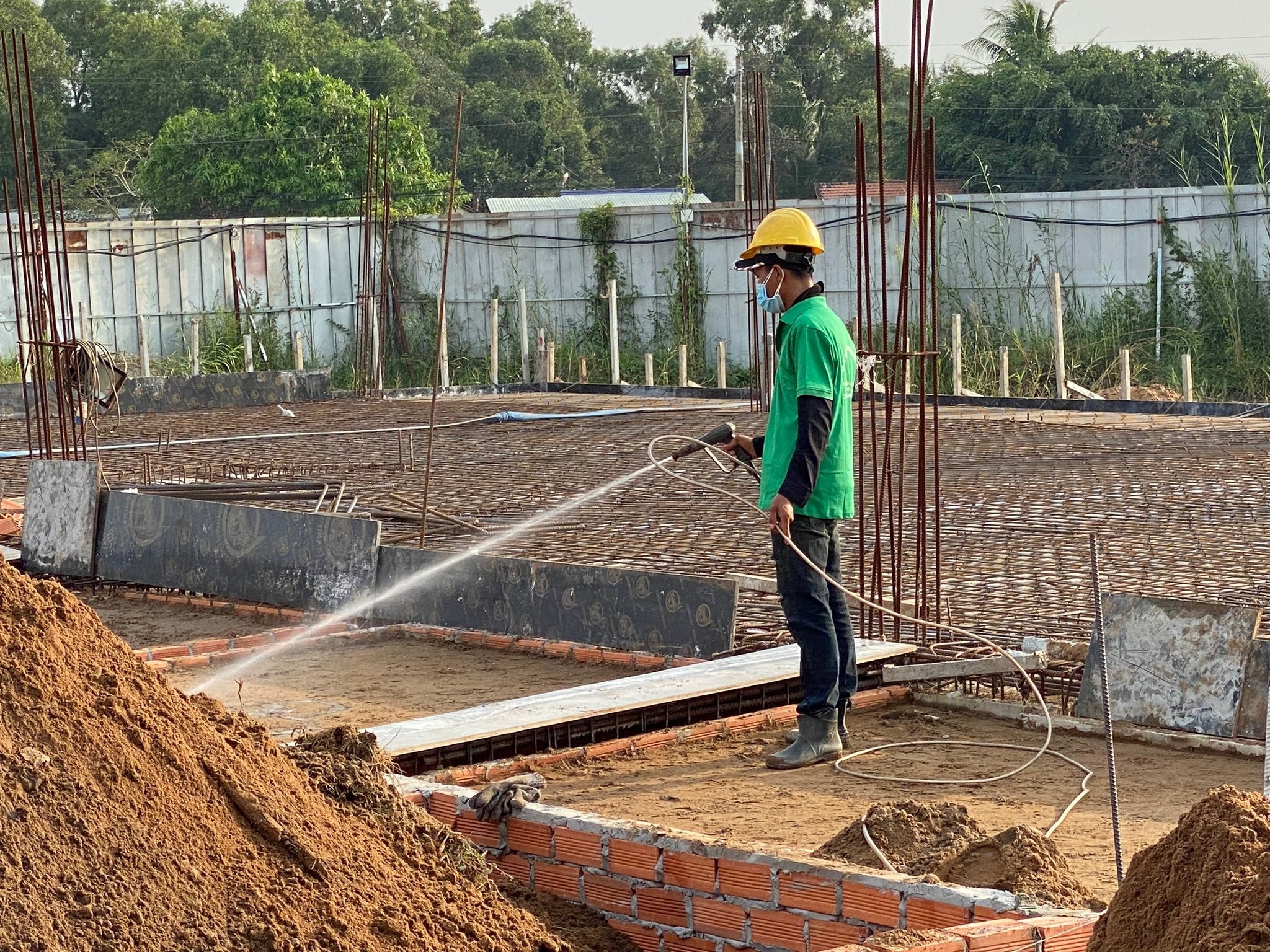 Phun thuốc chống mối trước khi đổ móng