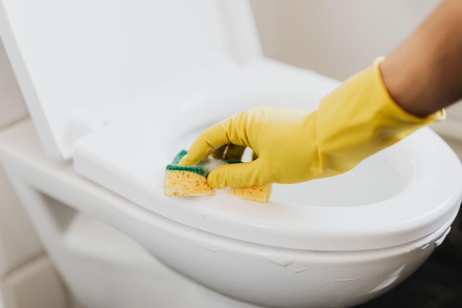 Vệ sinh toilet – Tẩy sạch vết ố trong dịch vụ vệ sinh nhà ở Gia Lâm