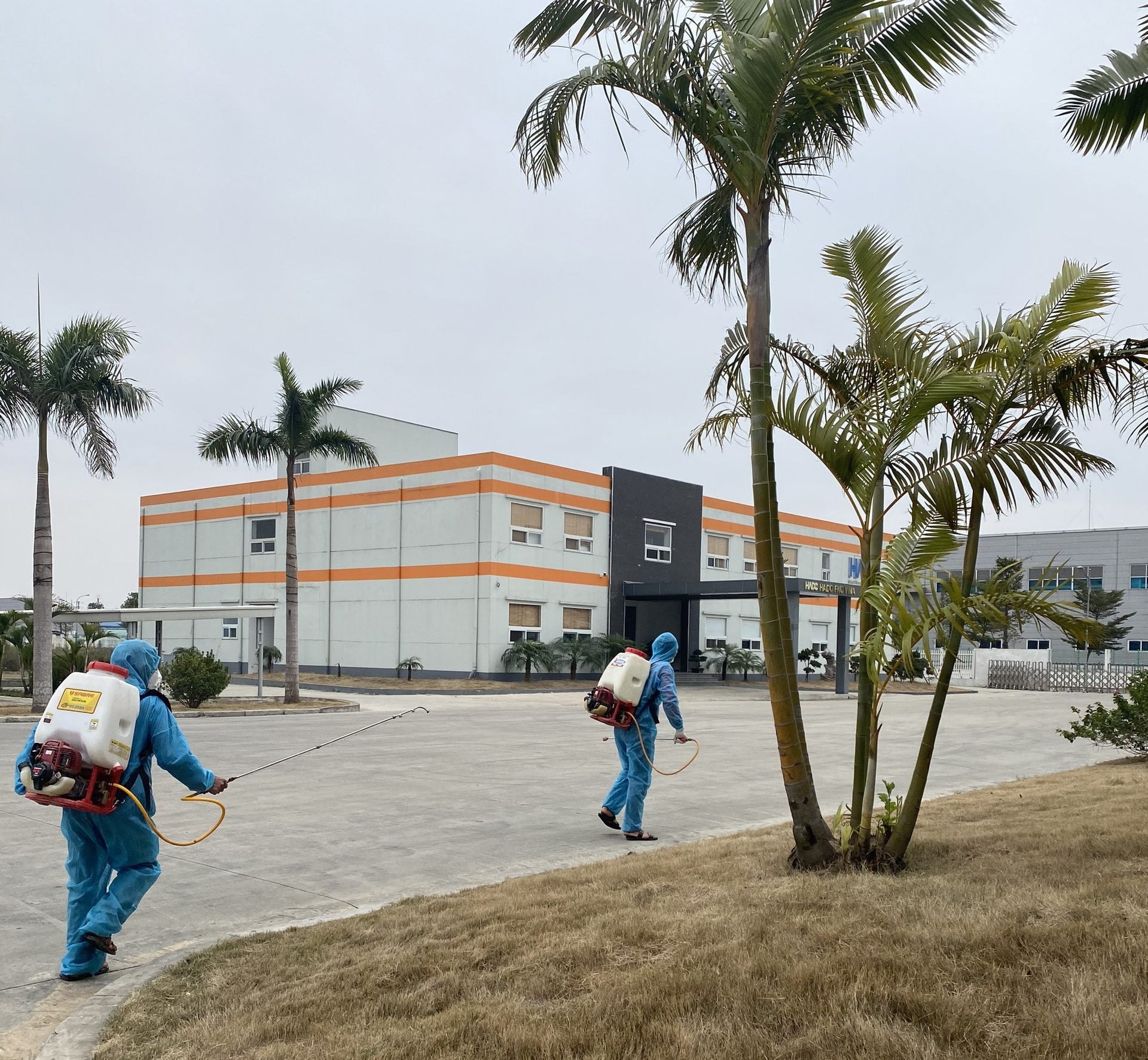 Xuyên Việt Group thực hiện phun muỗi phòng bệnh cho nhà máy sản xuất