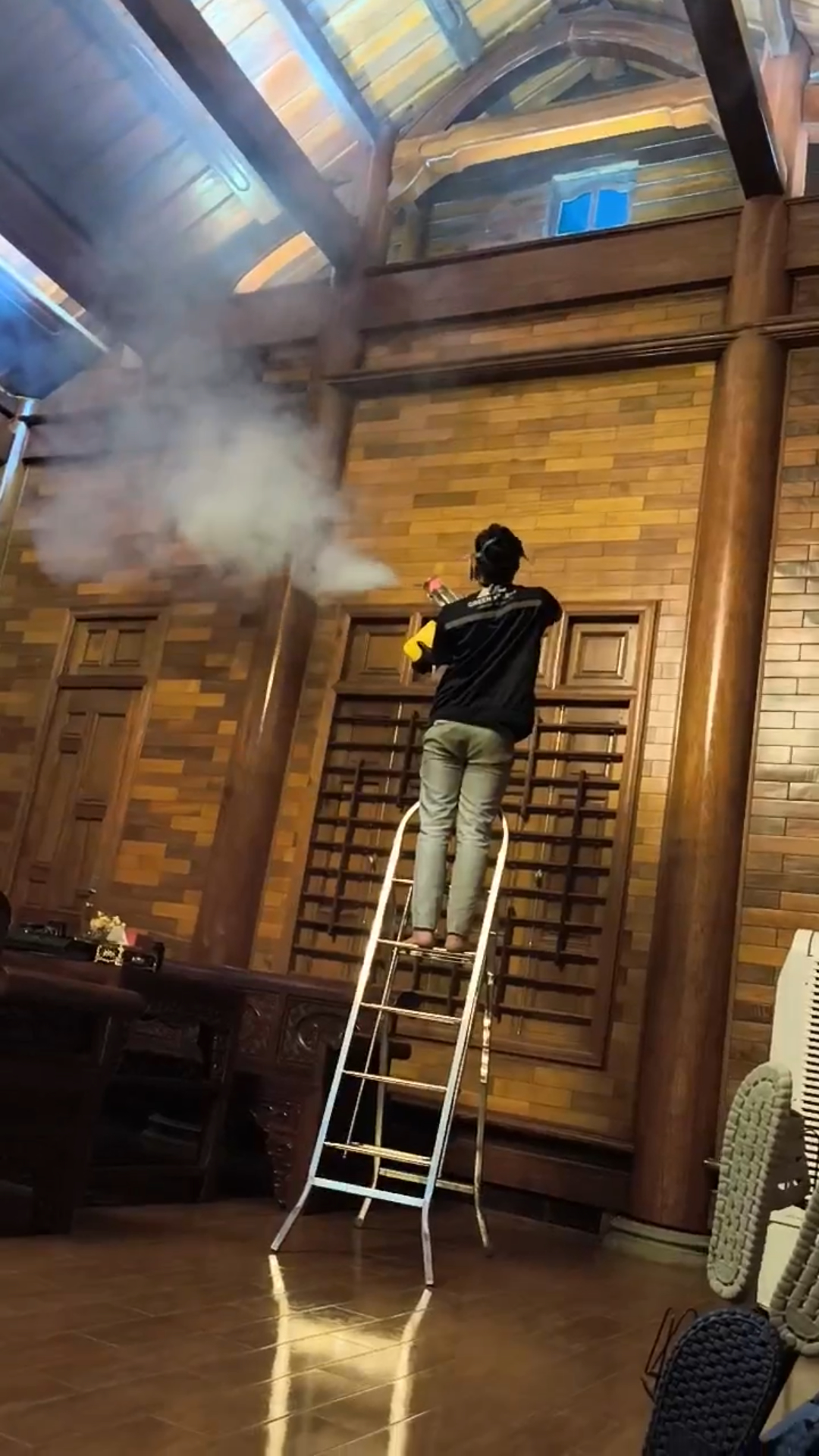 Kỹ thuật viên xử lý mùi phân dơi tận gốc tại nhà