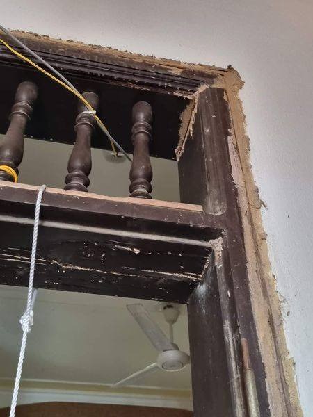 Mối xuất hiện tàn phá đồ nội thất bằng gỗ trong nhà