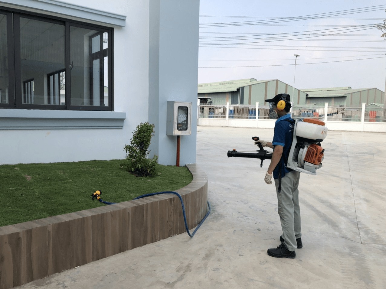 Kĩ thuật viên Xuyên Việt Group phun thuốc diệt côn trùng cho nhà máy