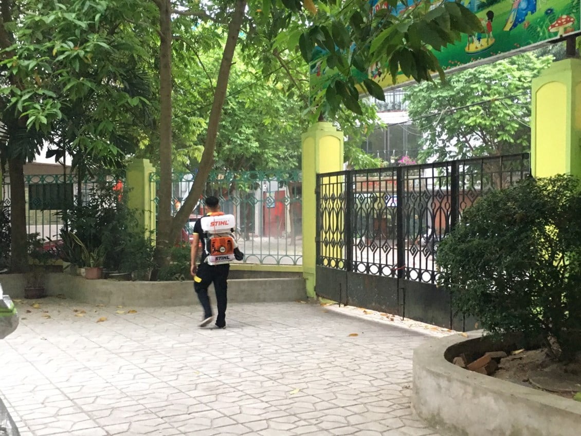 Nhân viên Xuyên Việt phun thuốc diệt muỗi, gián, kiến trong công ty gia đình