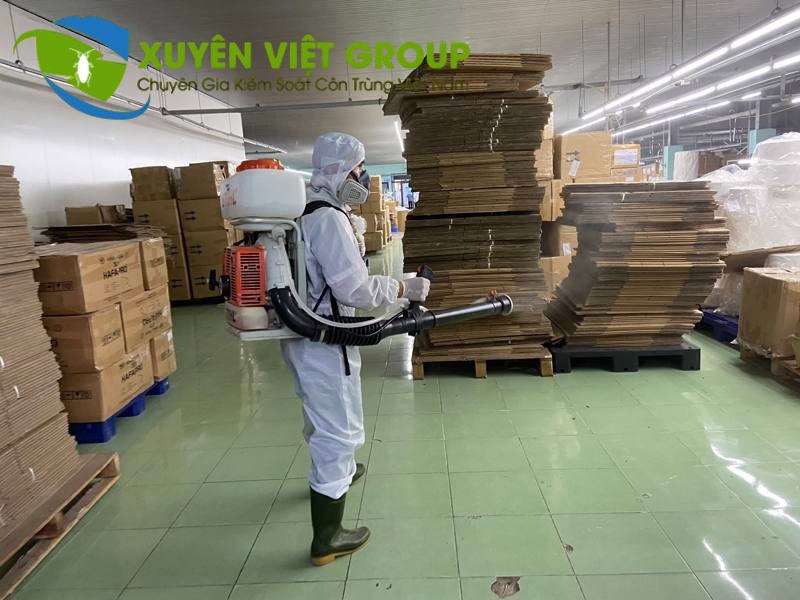 Kỹ thuật viên Xuyên Việt Group phun ULV diệt côn trùng