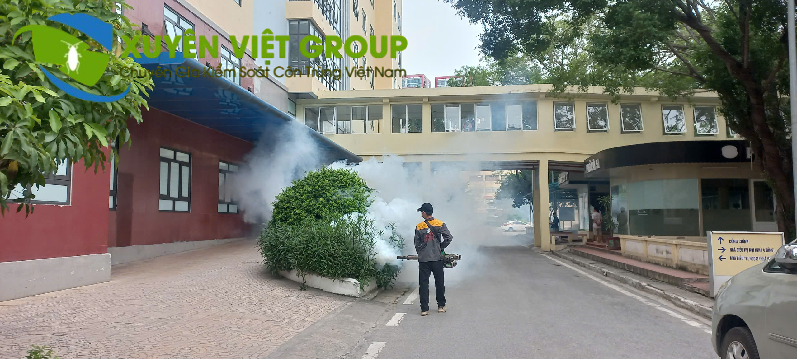 Nhân viên kỹ thuật phun thuốc diệt côn trùng tại Bắc Ninh