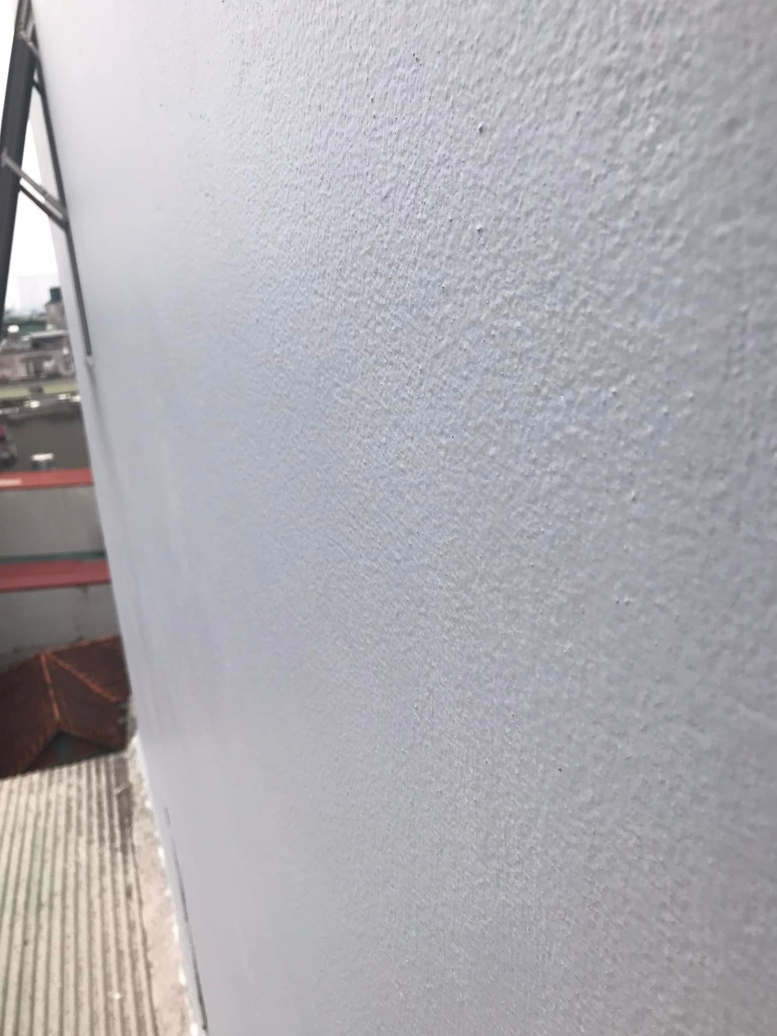 Bề mặt tường bê tông chống thấm tại Ba Đình được xử lý phẳng mịn, lớp phủ đều, ngăn nước thẩm thấu hiệu quả.