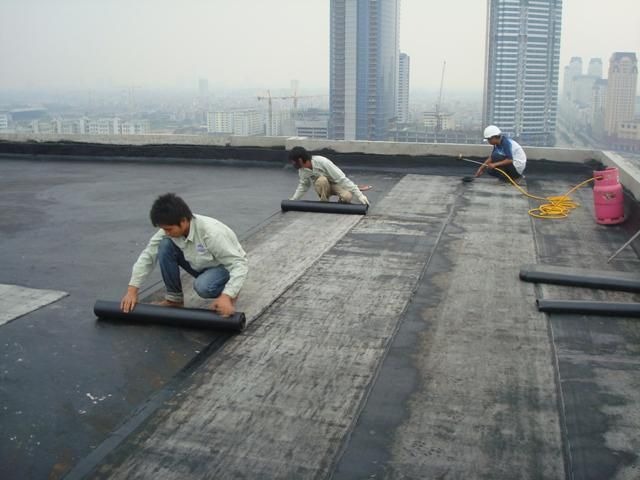 Đội ngũ thợ chống thấm Xuyên Việt Group làm việc chuyên nghiệp tại Hà Nội