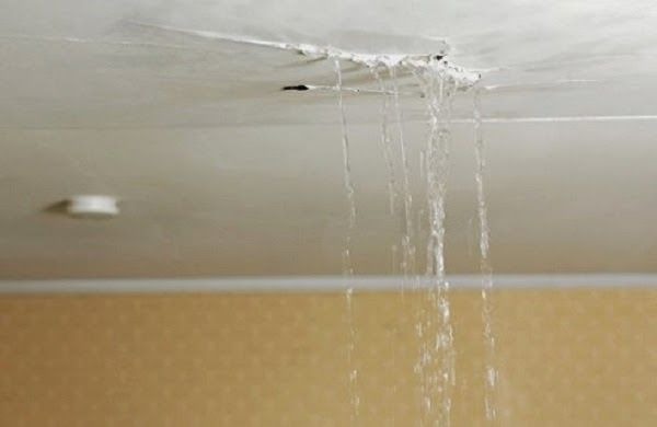 Ảnh thấm dột trần nhà, nước rò rỉ từ vết nứt gây bong tróc lớp sơn, cần chống thấm trần nhà kịp thời.
