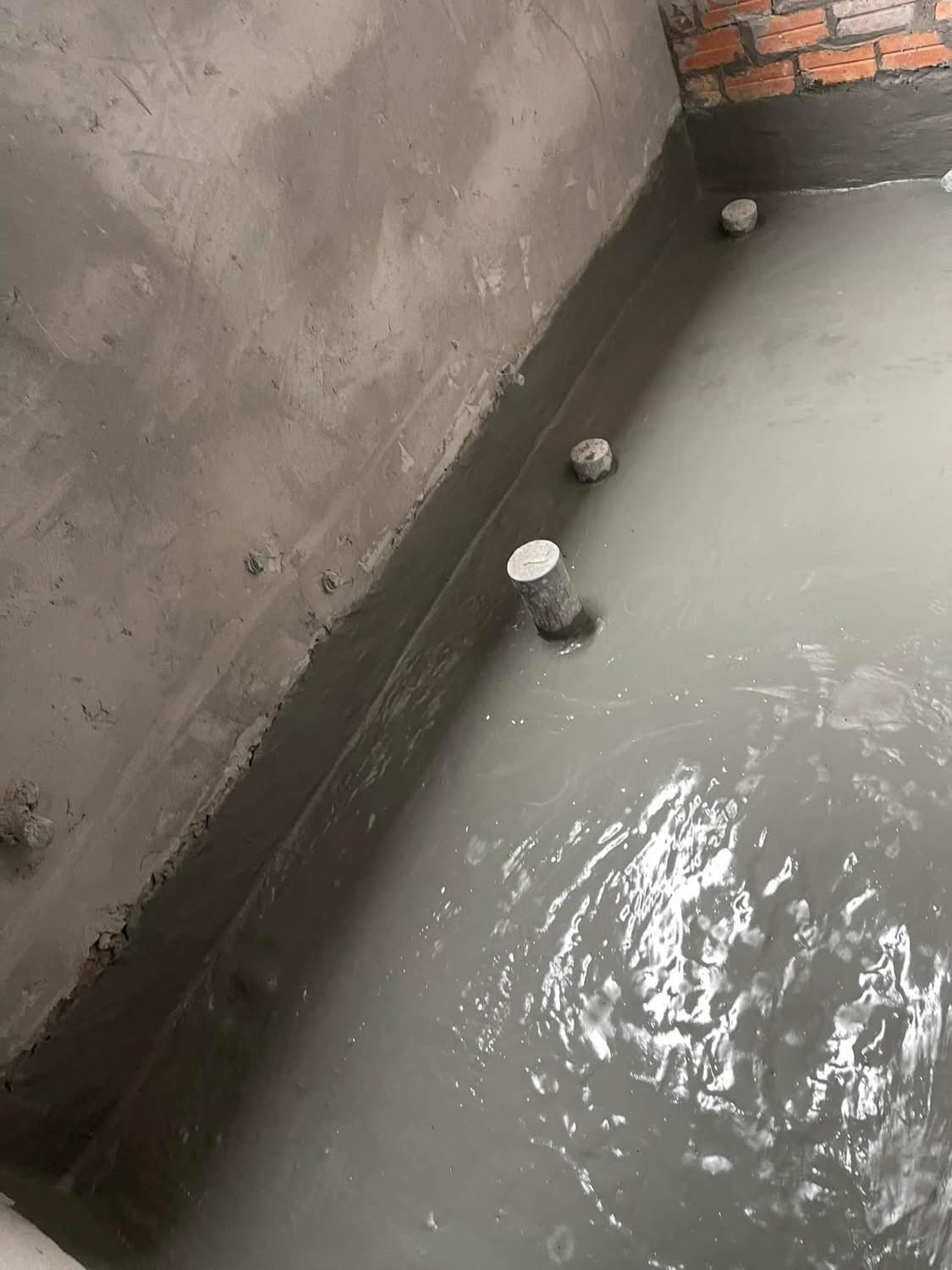 Kiểm tra độ kín trước khi nghiệm thu dịch vụ chống thấm nhà vệ sinh