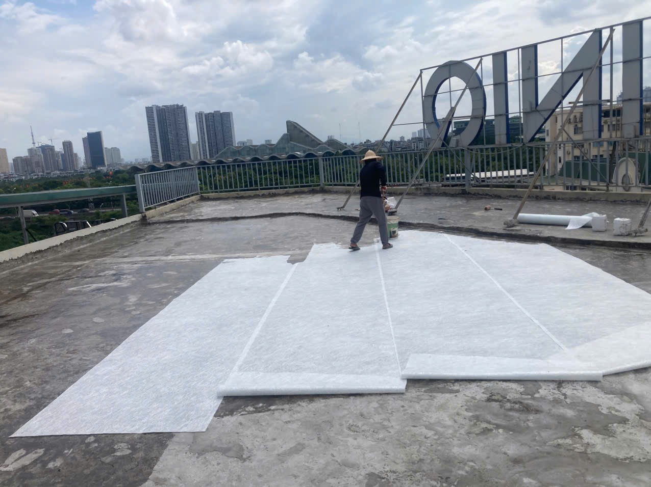 Màng chống thấm: thi công chống thấm sân thượng bằng màng bitum khò nóng