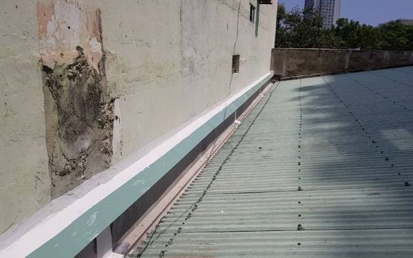 Xử lý thấm dột tường tiếp giáp giữa hai nhà