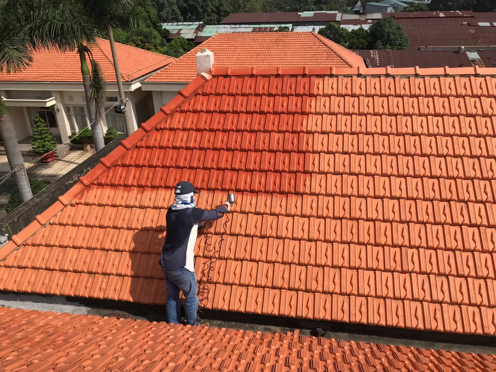 Phủ chống thấm toàn diện mái ngói bằng vật liệu chính hãng