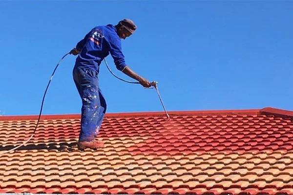 Kỹ thuật viên Xuyên Việt Group thi công chống thấm mái ngói tại Hà Nội