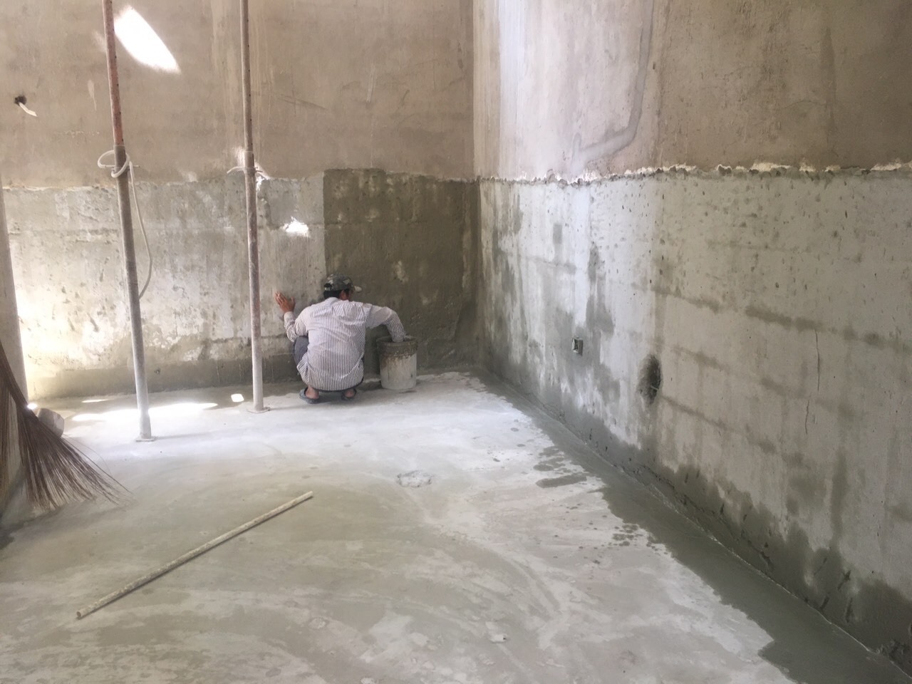 Khảo sát và xử lý tầng hầm bị thấm nước, ẩm mốc, bong sơn tại Hà Nội