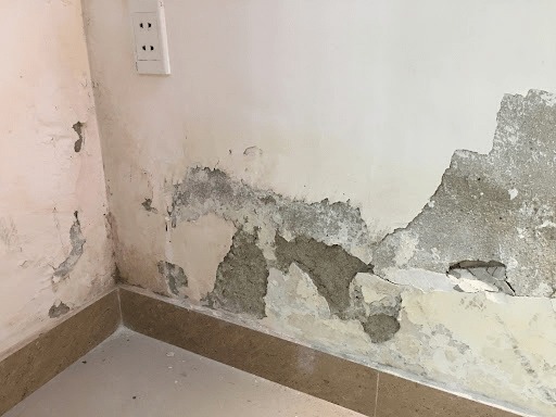 Hình ảnh thấm dột gây bong tróc chân tường tại nhà dân khu vực Hà Nội
