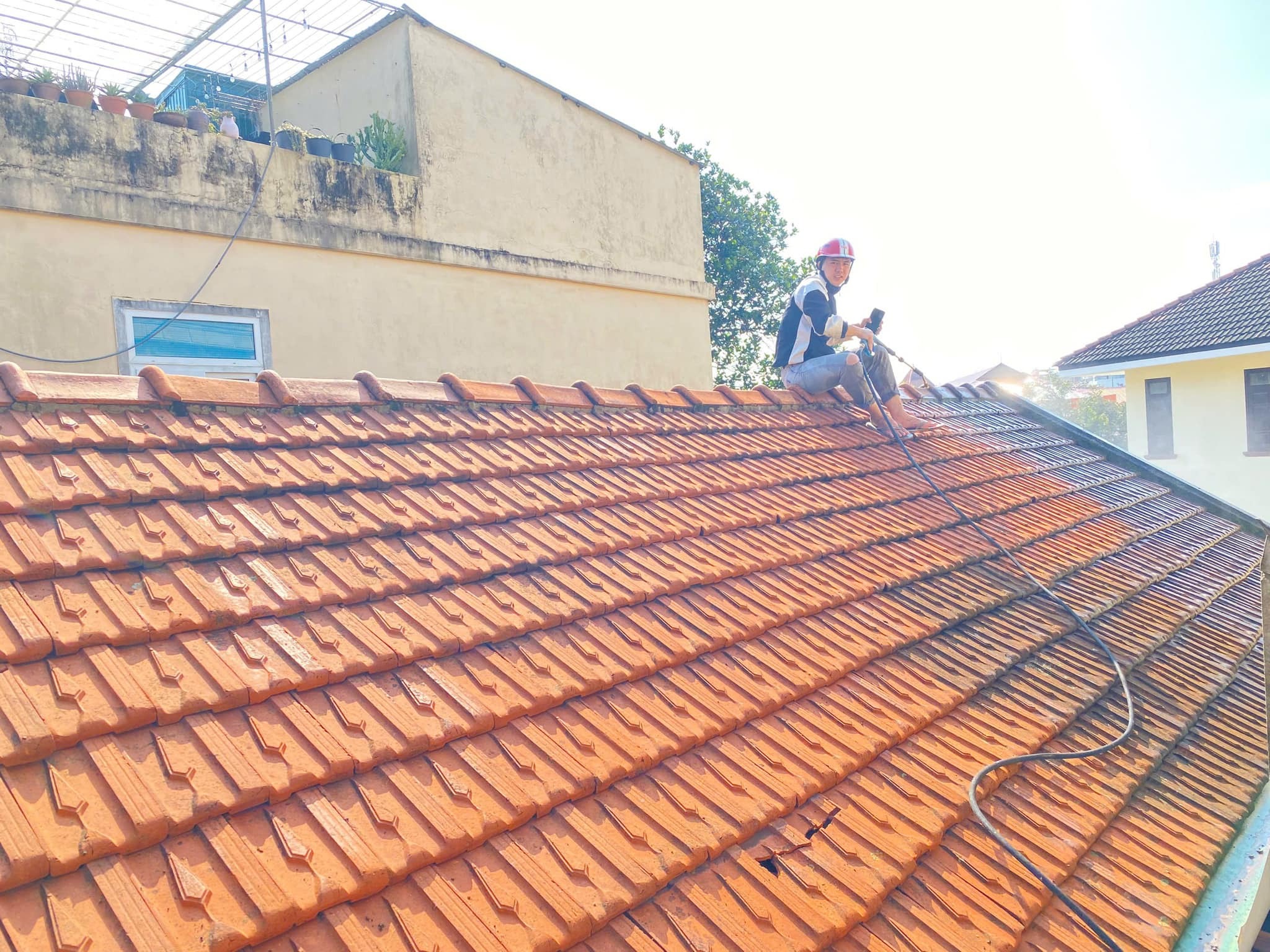 Mái ngói nứt vỡ, rêu mốc gây thấm dột tại nhà phố Hà Nội