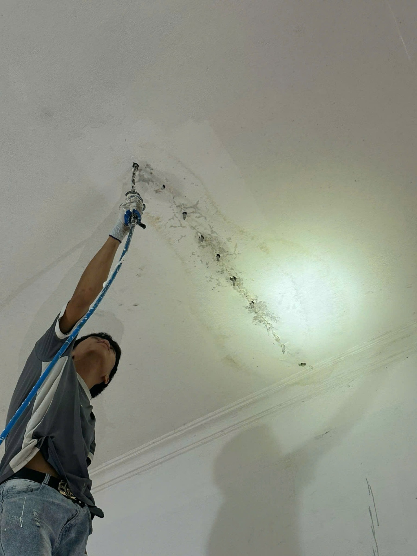 Thợ chống thấm chuyên nghiệp có nhiều kinh nghiệm tại Quận 8 của Xuyên Việt Group