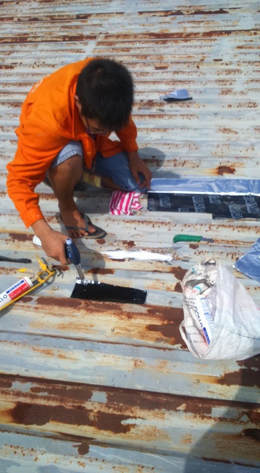 Sửa chữa mái tôn bị rỉ sét bằng keo chống thấm tại Hà Nội