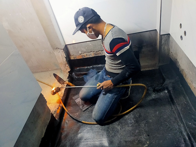 Chống thấm sàn WC bằng màng khò nóng bền lâu