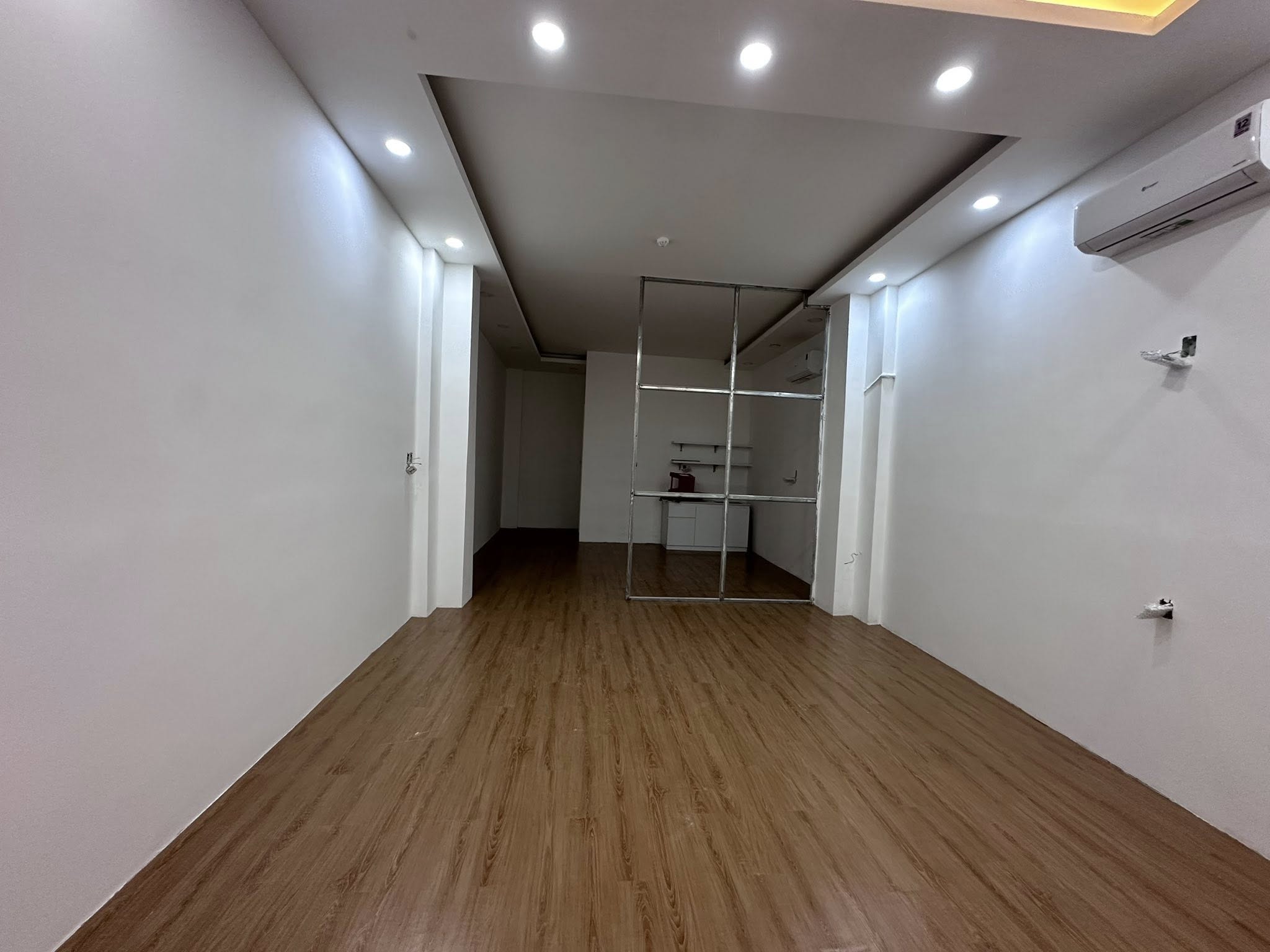 Thi công sàn nhựa dán keo tại Hà Nội nhanh gọn sạch sẽ