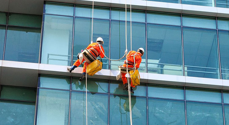 Đội thợ lau kính cao tầng đu dây an toàn tại Cầu Giấy
