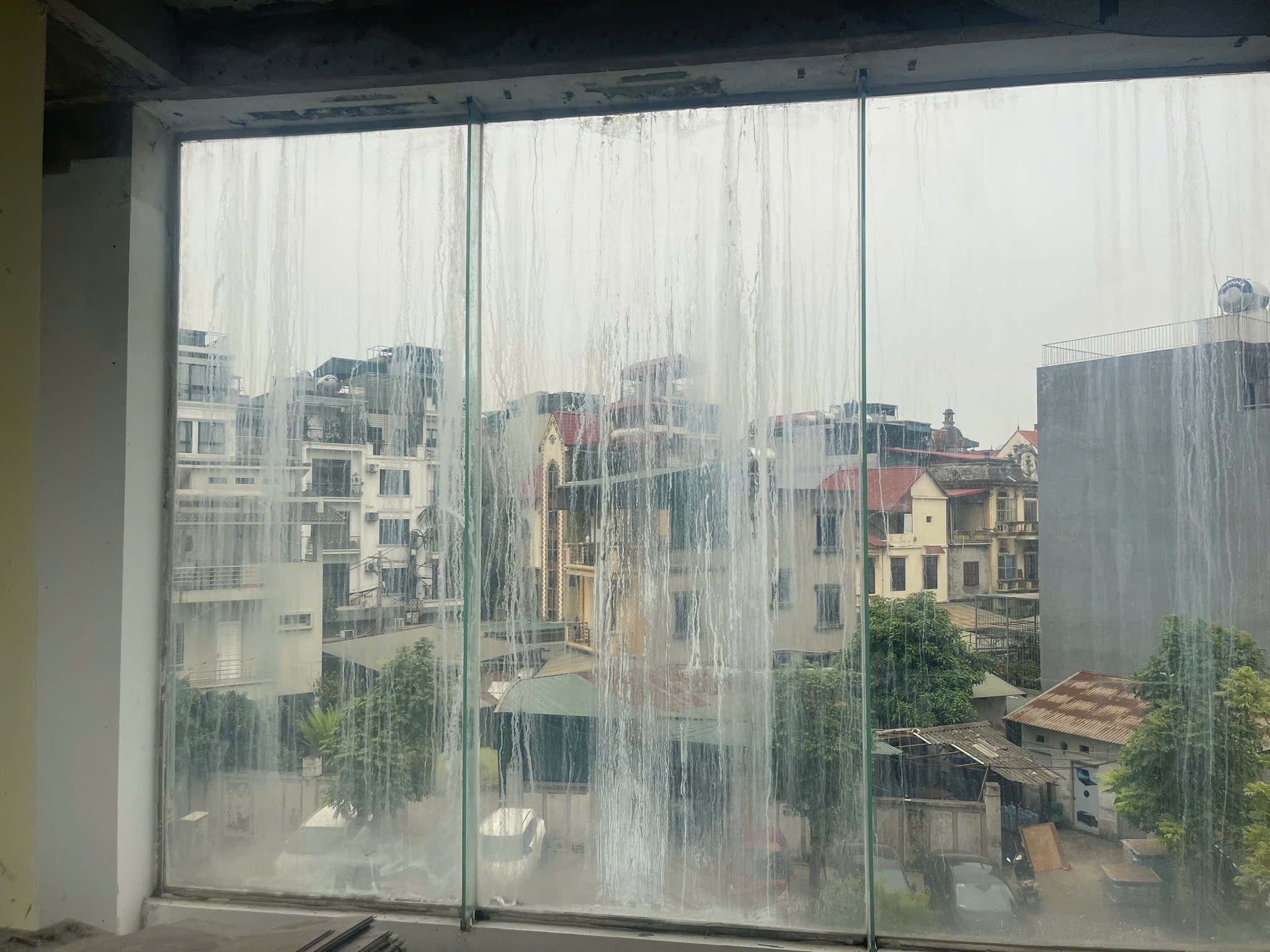 Tẩy ố kính vảy cá lâu ngày cho tòa nhà văn phòng tại Hà Đông