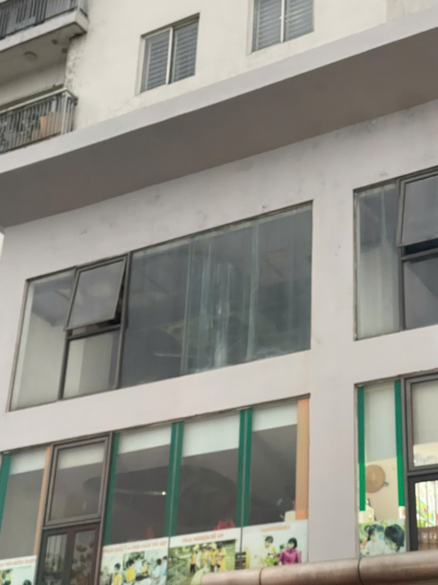 Bụi bẩn bám vào kính lâu ngày gây mất thẩm mỹ