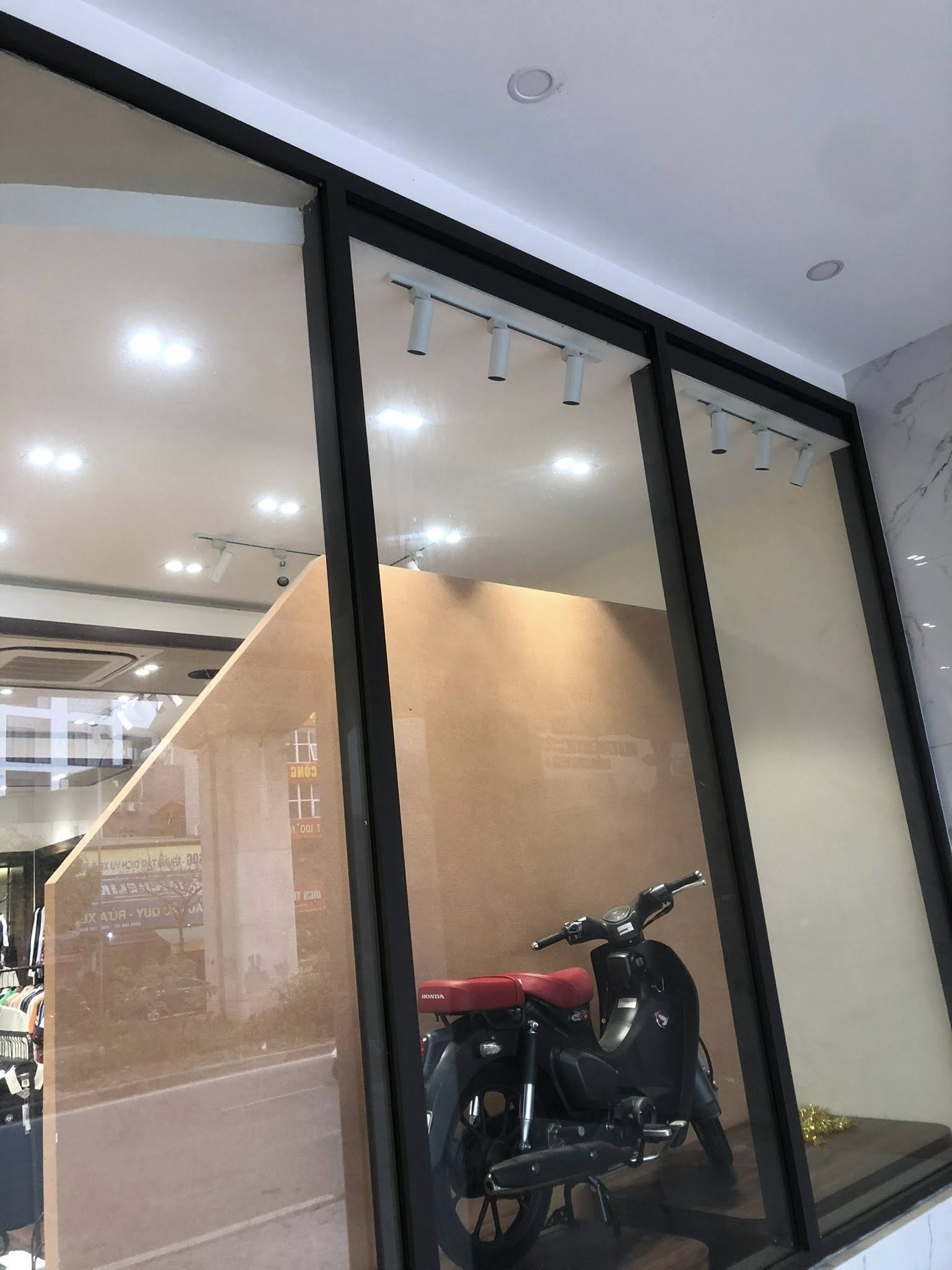 Lau kính giúp không gian làm việc sáng thoáng hơn