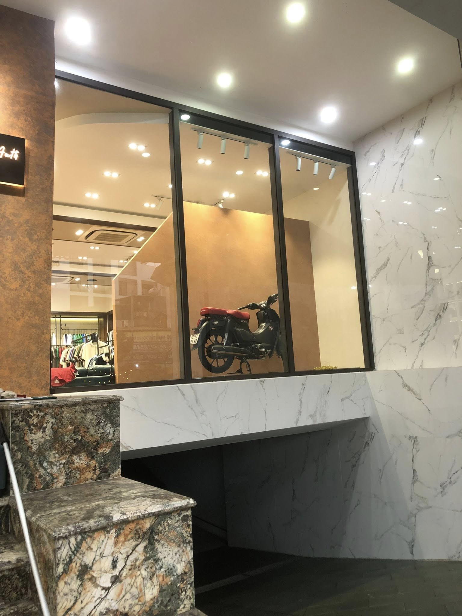 Lau kính showroom Long Biên tăng thẩm mỹ cửa hàng