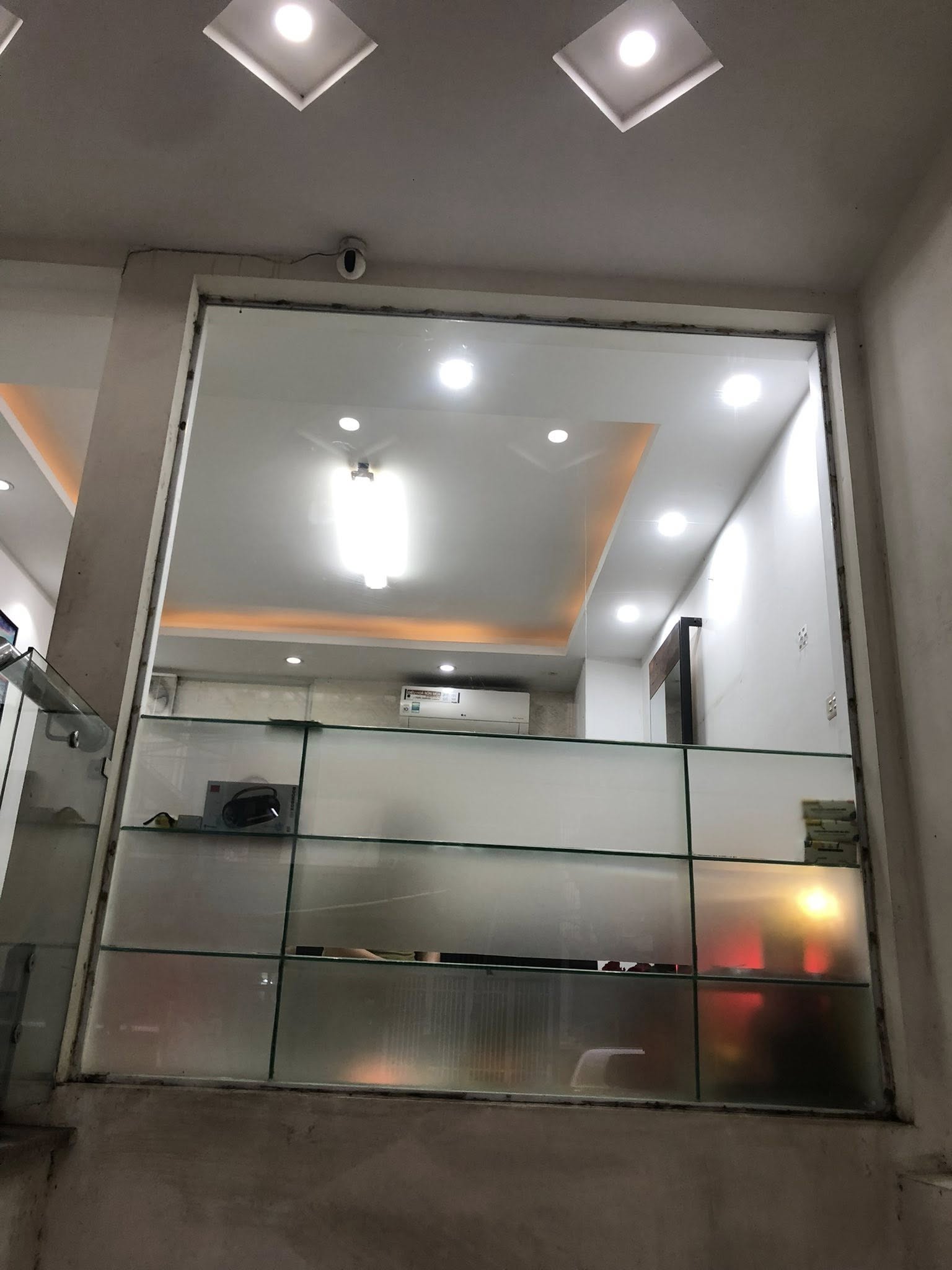 Lau kính chung cư cao tầng tại Tây Hồ sạch triệt để