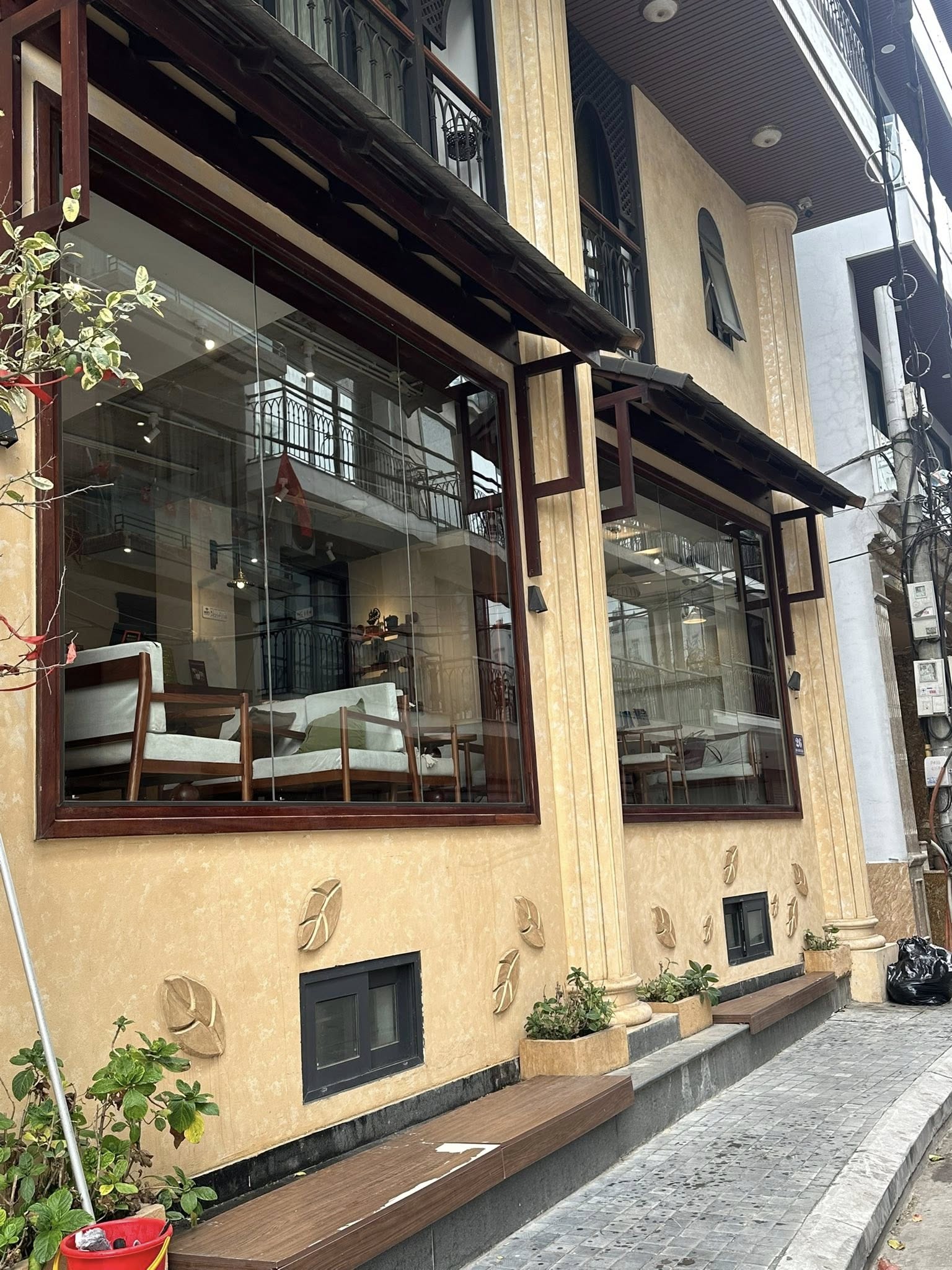 Dịch vụ lau kính tại Đống Đa giúp cải thiện môi trường làm việc