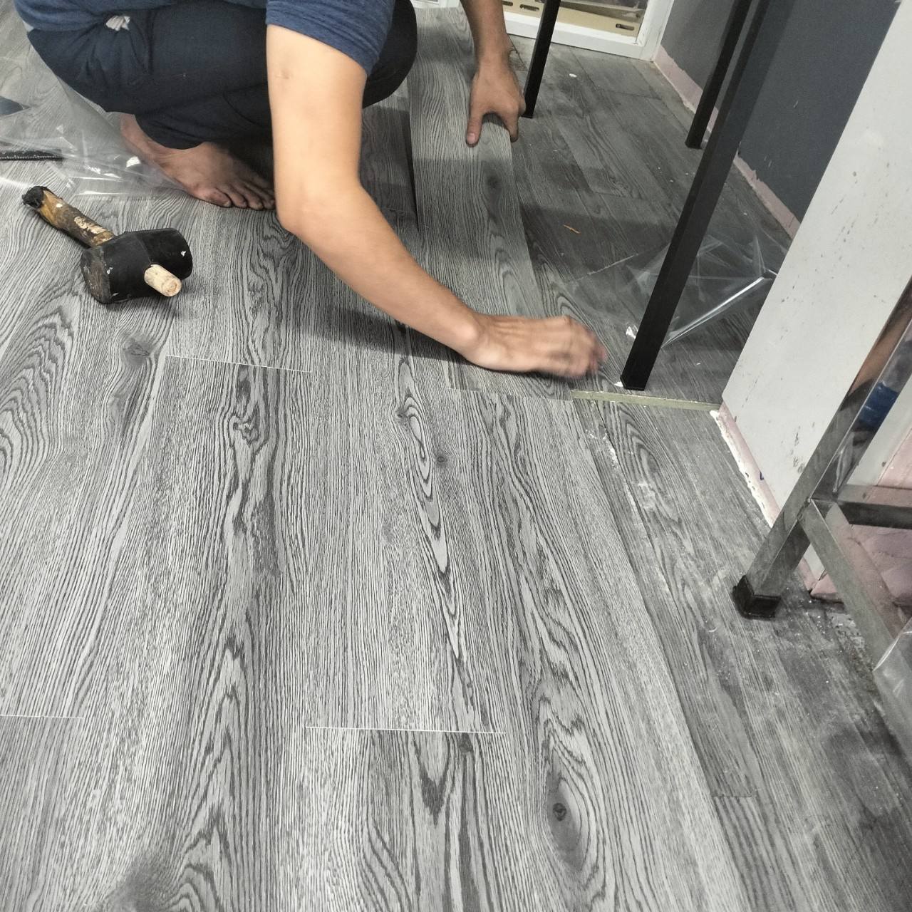 Sàn nhựa giả gỗ dán keo tại Đống Đa thi công nhanh giá rẻ