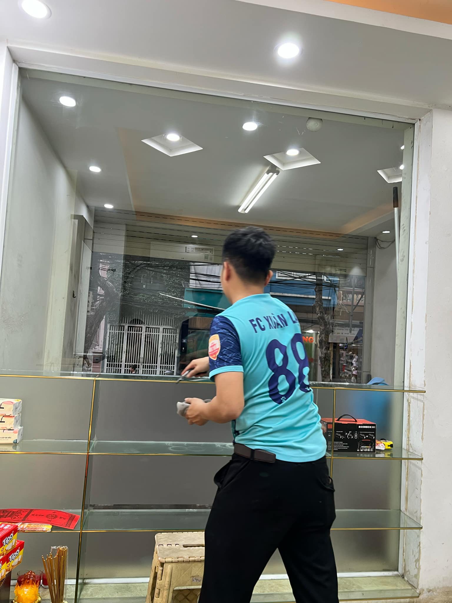 Lau kính showroom mặt tiền sáng bóng thu hút khách tại Cầu Giấy