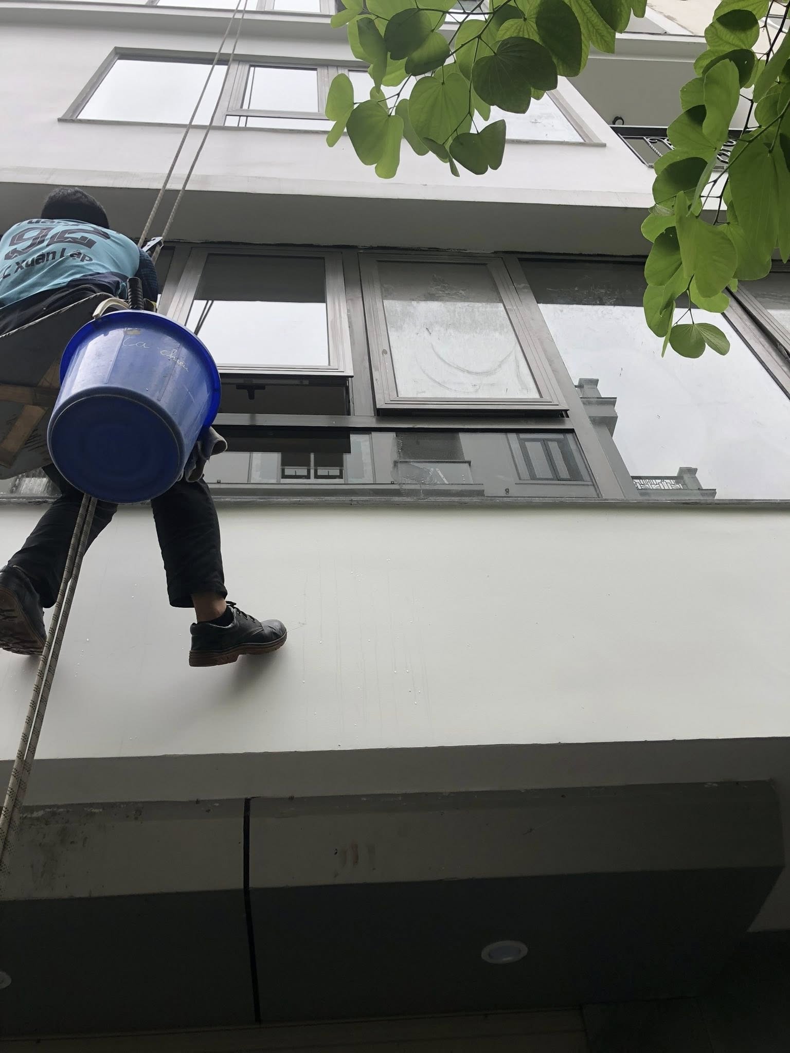 Xử lý kính bám bẩn lâu ngày ngoài trời