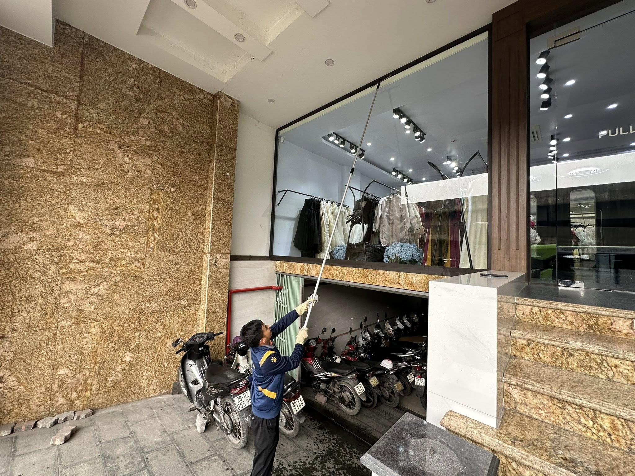 Hiệu quả lau kính mặt ngoài tòa nhà rõ rệt sau thi công