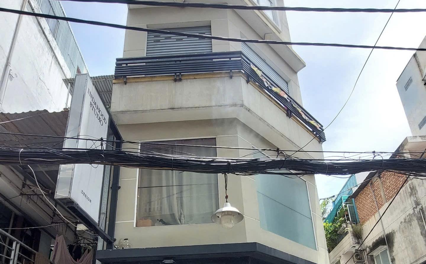 Kính mặt tiền bám bụi cần vệ sinh thường xuyên