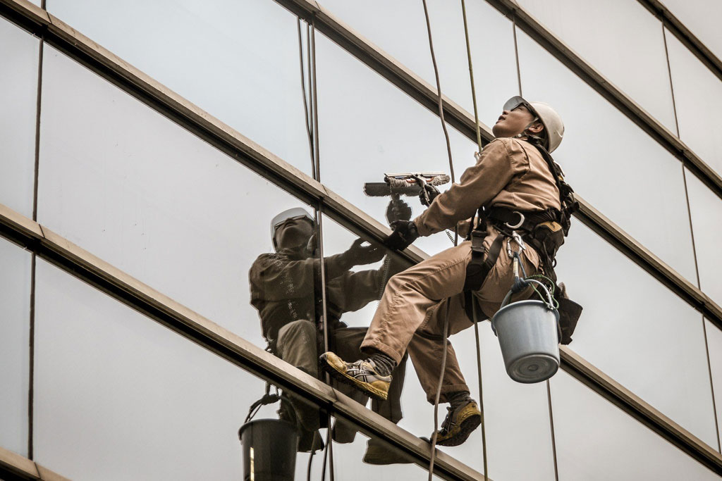 Lau kính cao tầng Long Biên bằng dây đu đạt chuẩn an toàn
