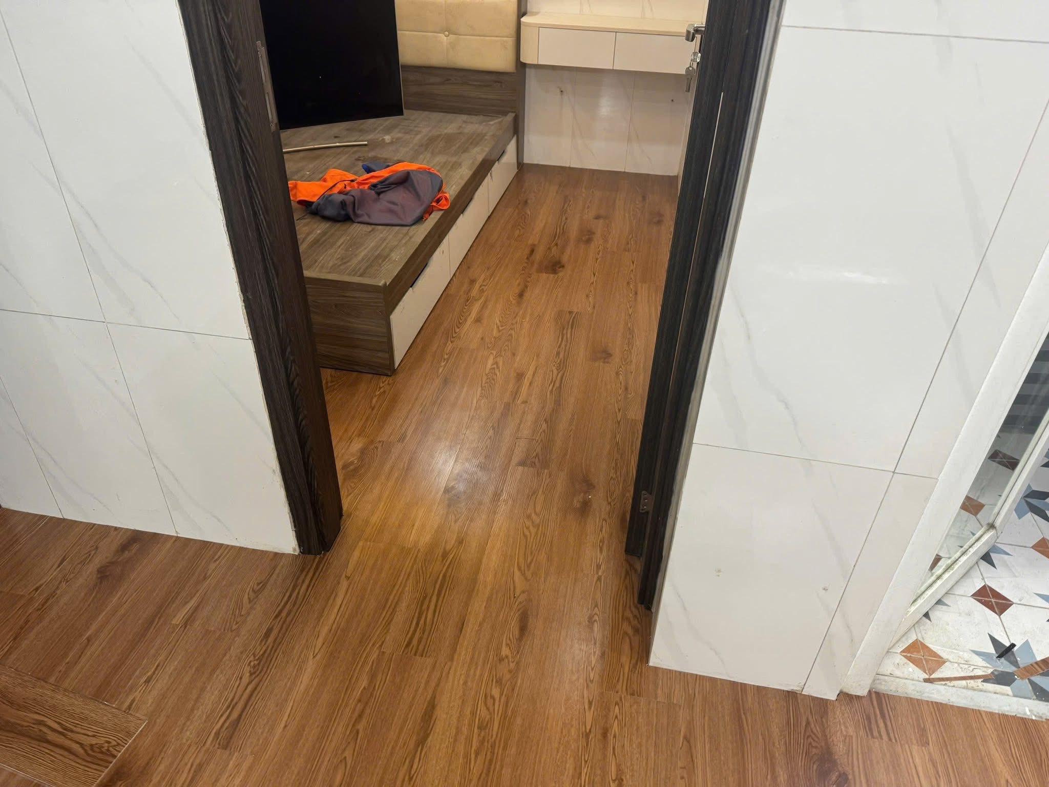 Thợ Xuyên Việt Group đang thi công sàn nhựa giả gỗ tại Thanh Xuân