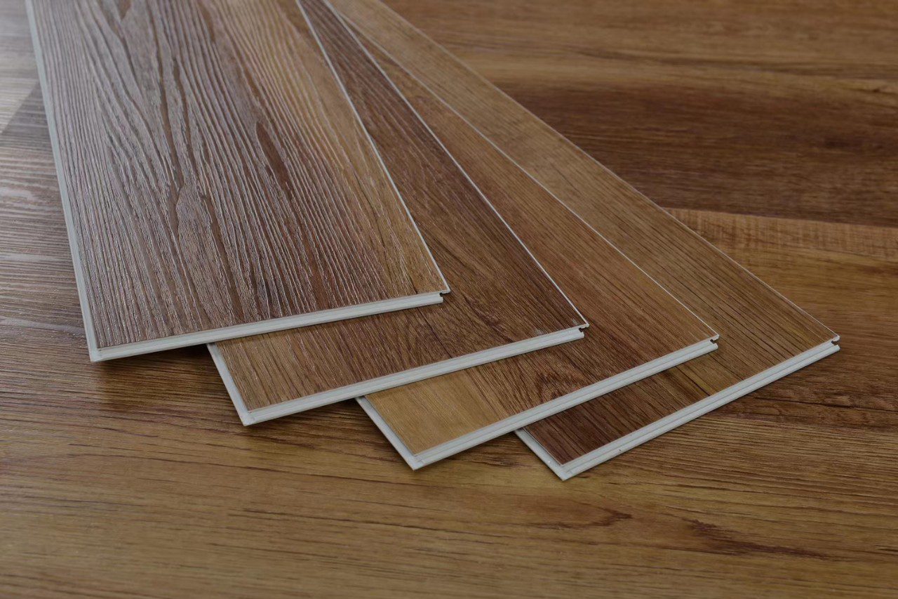 Lắp đặt sàn nhựa hèm khóa vân gỗ cao cấp tại Hà Nội