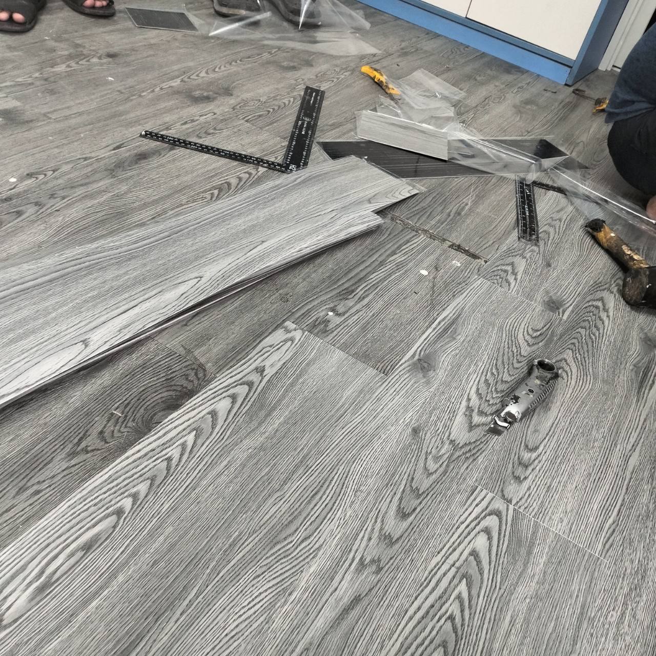 Các bước thi công sàn nhựa giả gỗ tại Đống Đa đúng kỹ thuật