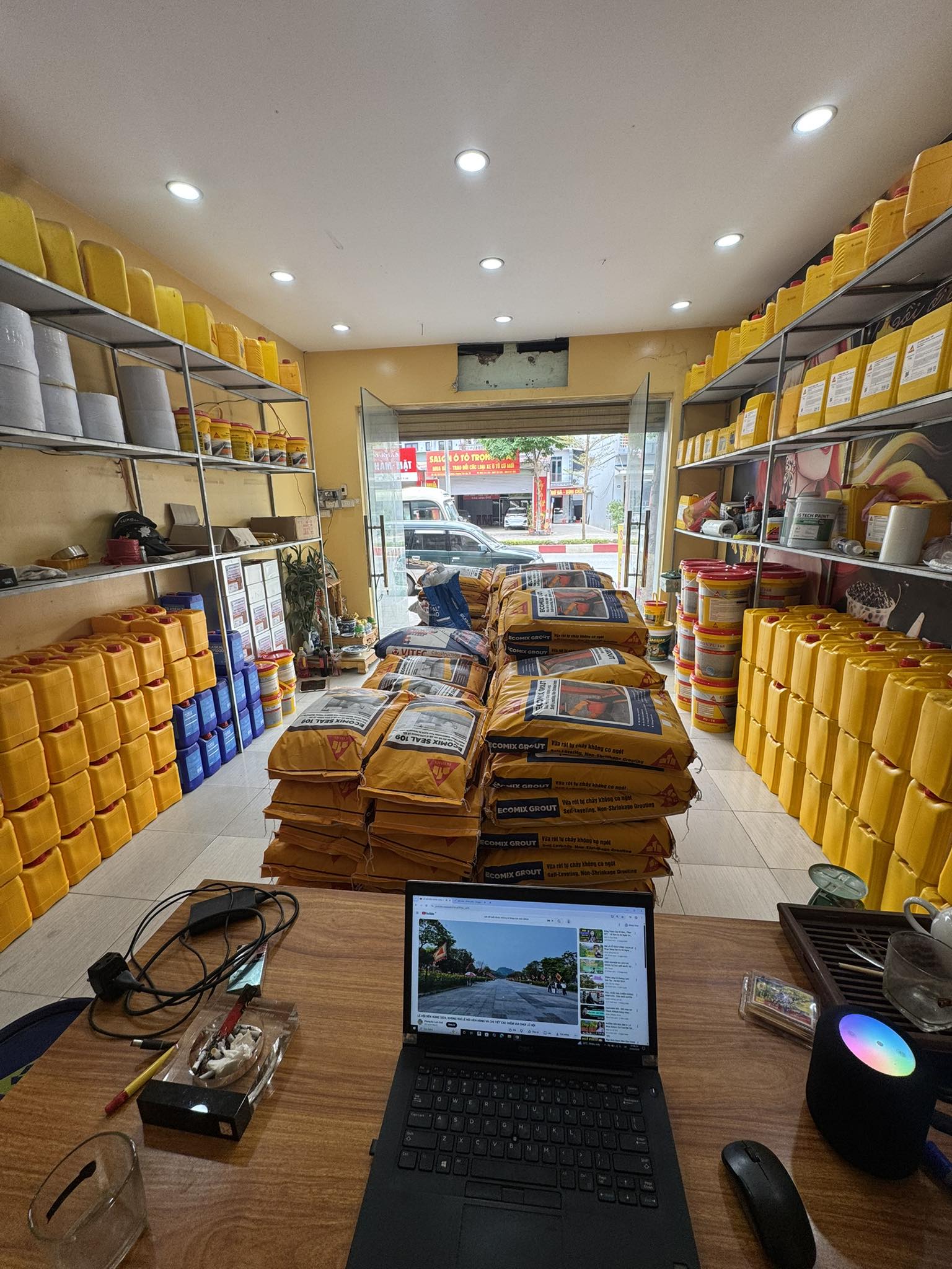 Bên trong cửa hàng bán vật liệu chống thấm giá rẻ Đan Phượng uy tín