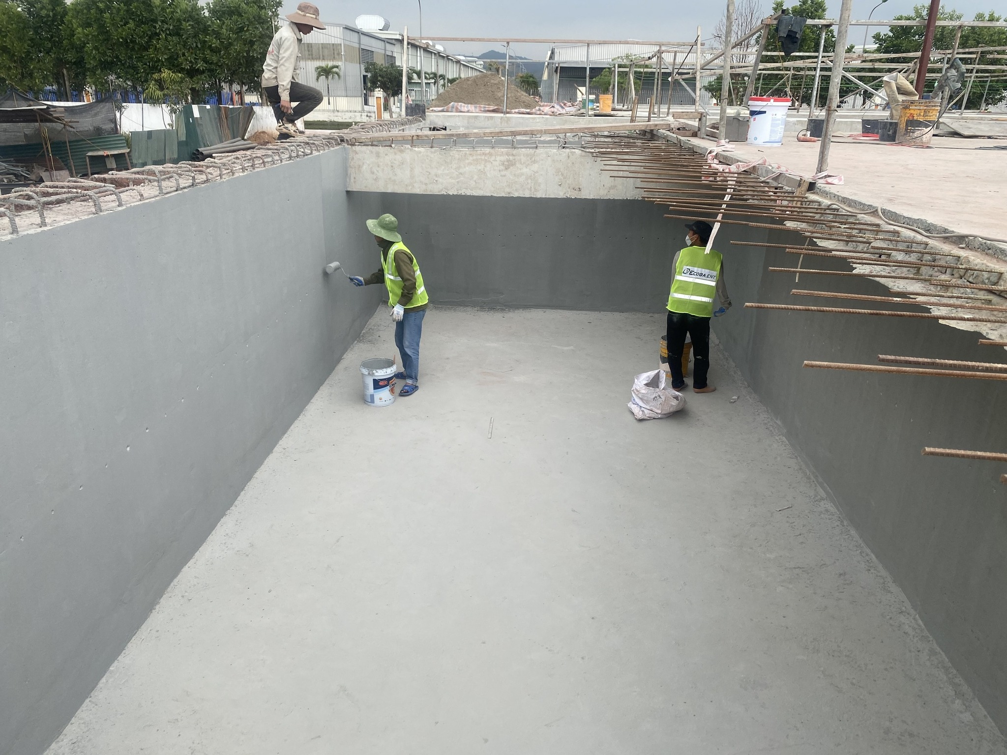 Thợ xây lăn sơn chống thấm tại Đan Phượng bảo vệ tường nhà khỏi ẩm mốc