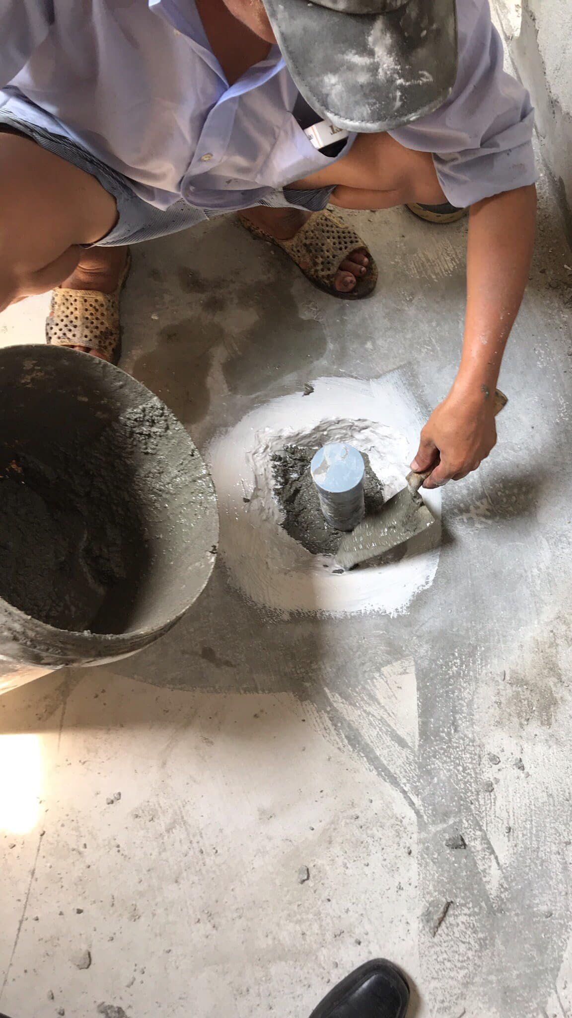 Vật tư chống thấm nhà vệ sinh xử lý cổ ống xuyên sàn tận gốc