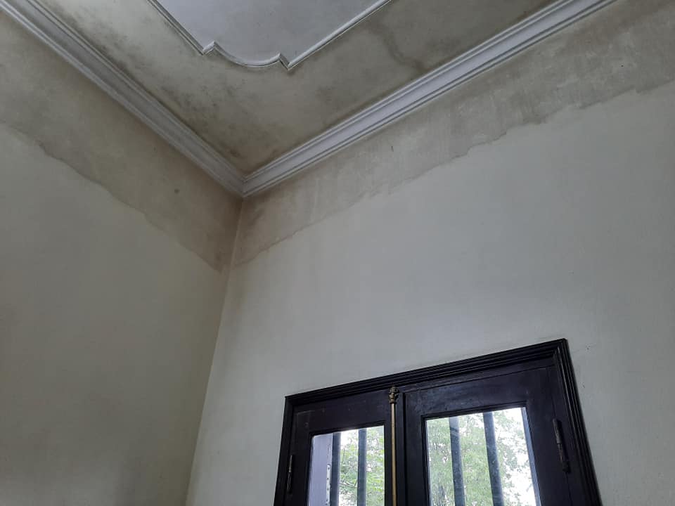 Thợ xử lý ẩm mốc trần nhà cấp tốc cho hộ gia đình tại khu tập thể Giảng Võ Ba Đình