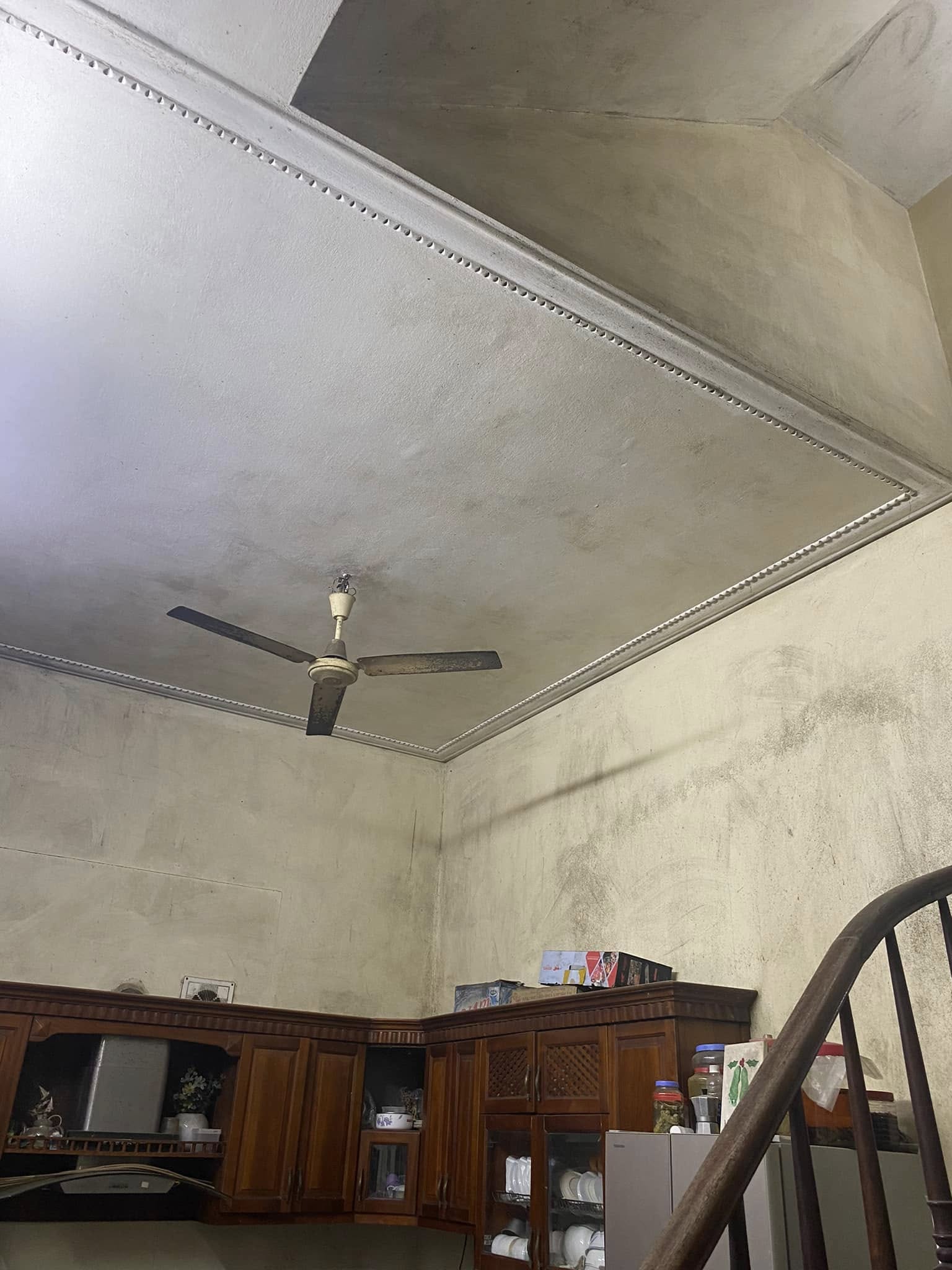 Hiện tượng tường nhà bị ẩm mốc bong tróc loang lổ đen do thời tiết nồm ẩm tại Cầu Giấy