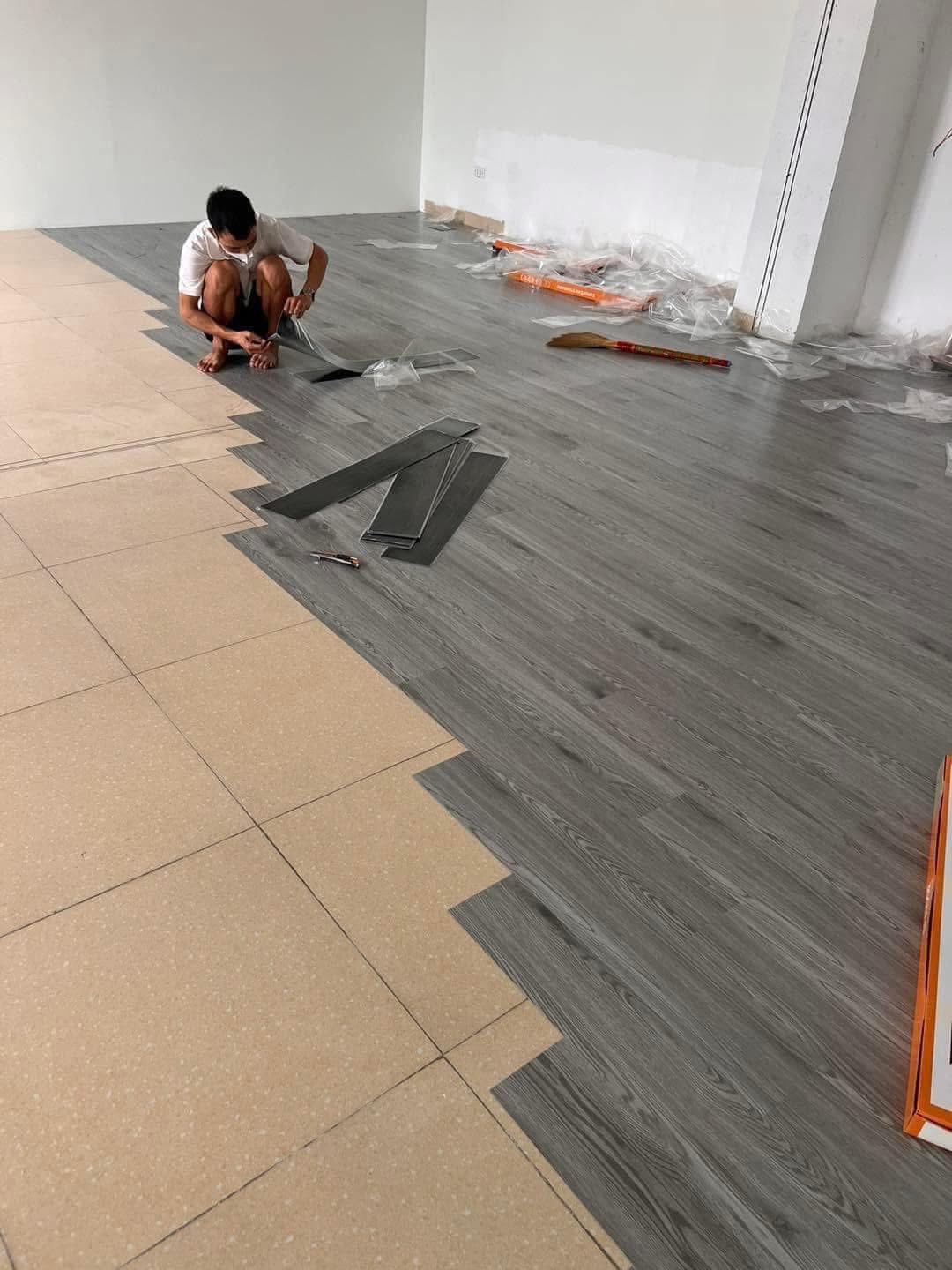 Thi công sàn nhựa dán keo giá rẻ tại Đông Anh