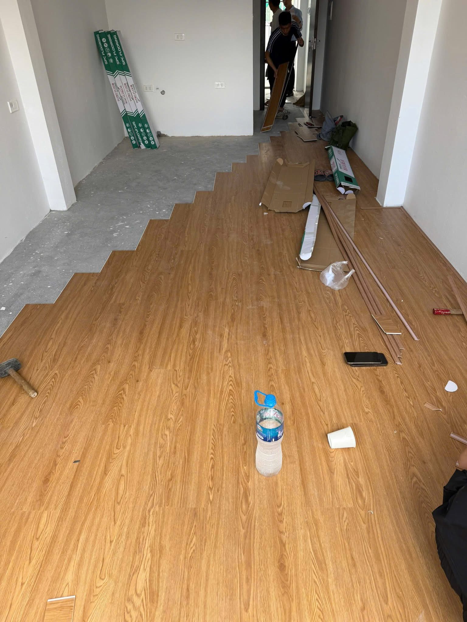 Thi công sàn nhựa giả gỗ nhanh chóng đúng tiến độ