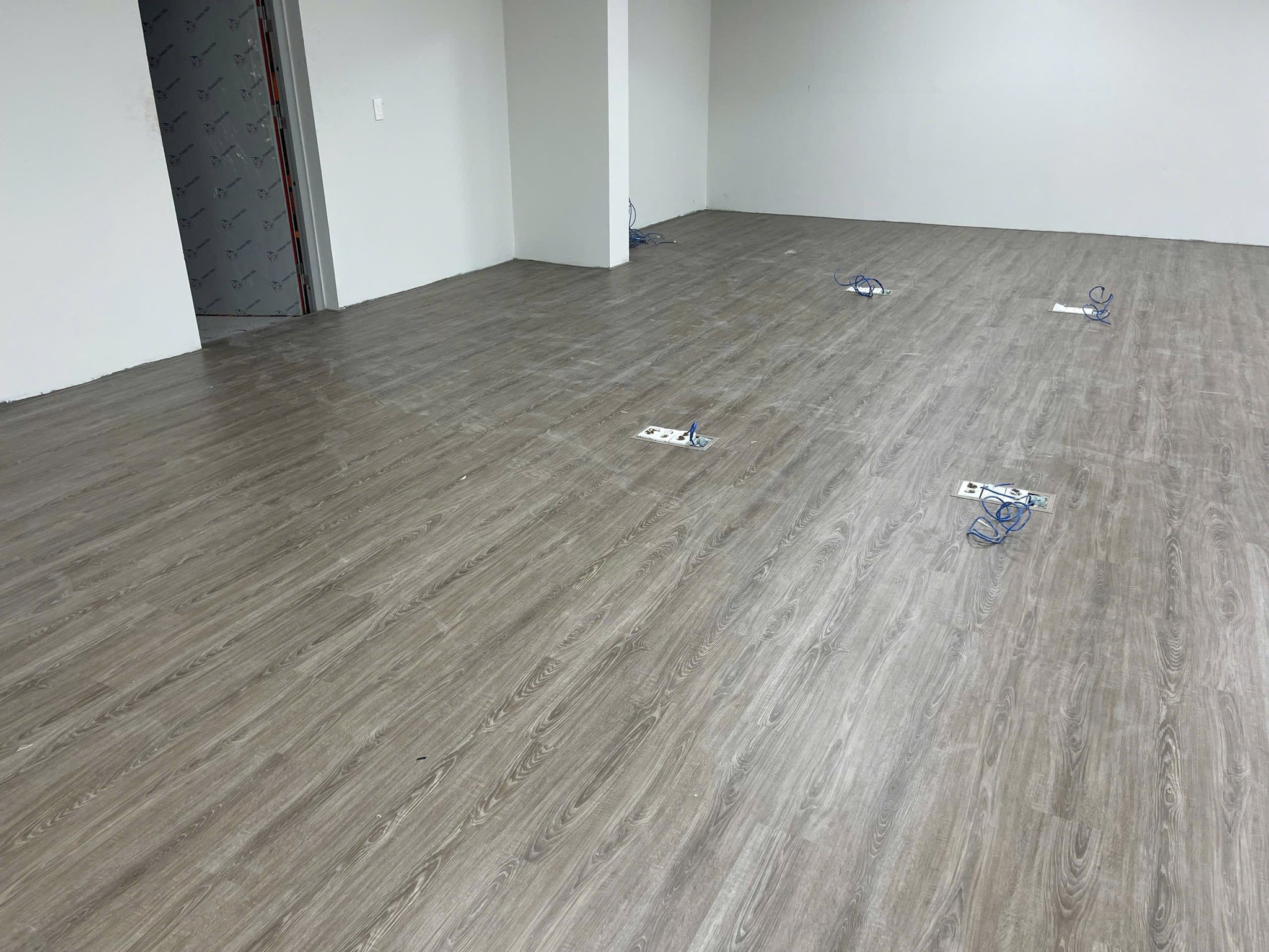 Sàn nhựa hèm khóa phù hợp nhà ở và văn phòng tại Thanh Oai