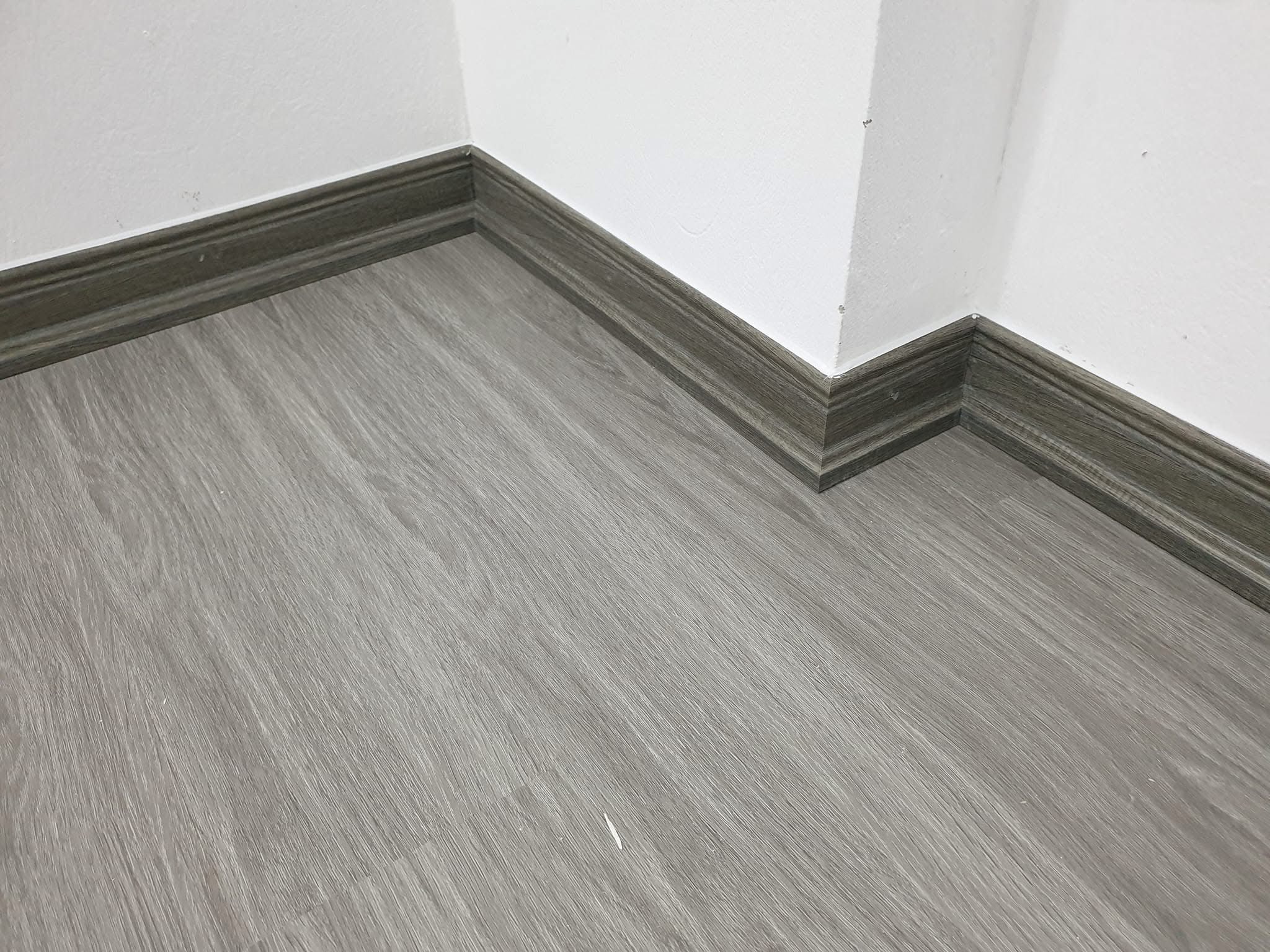 Thi công sàn nhựa giả gỗ kết hợp phào chân tường thẩm mỹ cao tại Thường Tín