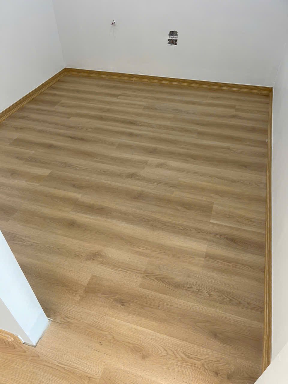Thi công sàn nhựa giả gỗ chống nước tại Chương Mỹ